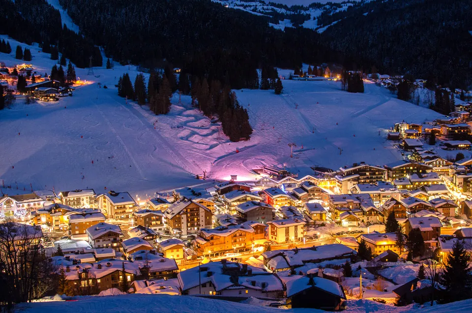 Les Gets by night