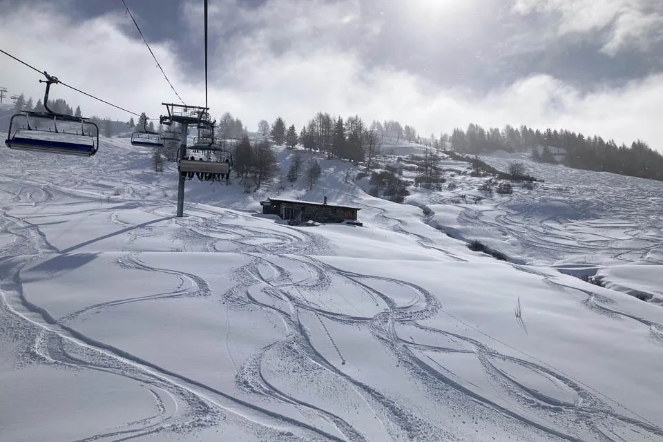 Powder tracks