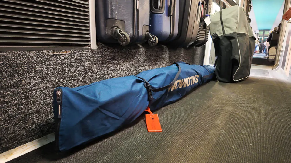 Skis in TGV corridor