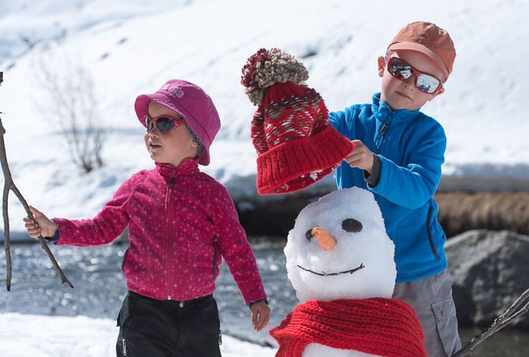 Children with snowman Les Menuires
