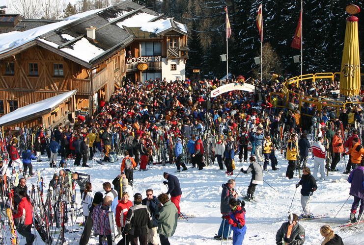 A big crowd hangs outside the Moosevirt apres bar next to the snow on the slopes